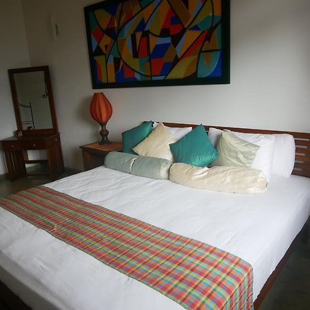 Yoho Home Away Home แคนดี้ ภายนอก รูปภาพ