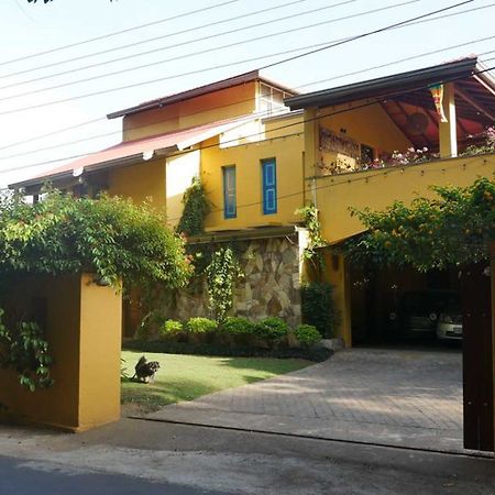 Yoho Home Away Home แคนดี้ ภายนอก รูปภาพ