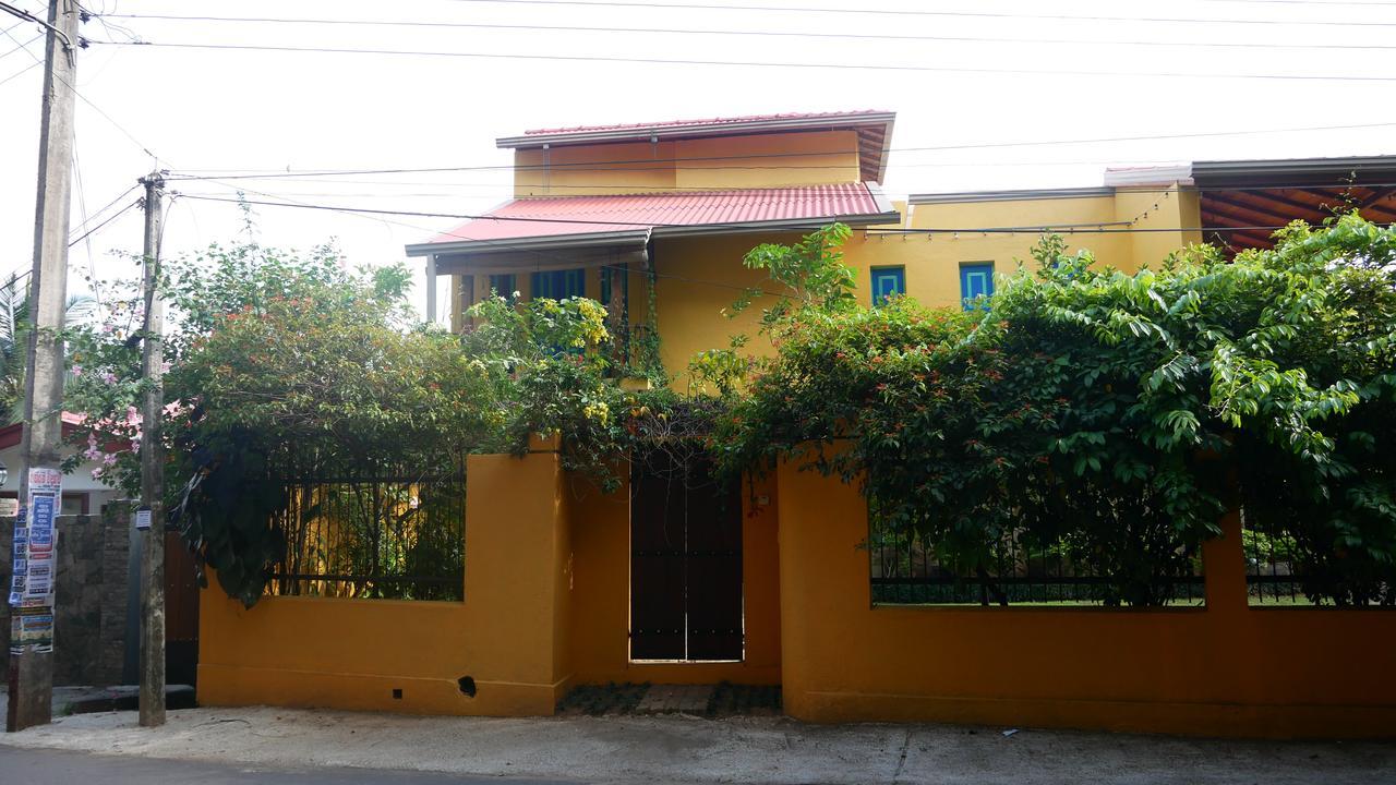 Yoho Home Away Home แคนดี้ ภายนอก รูปภาพ