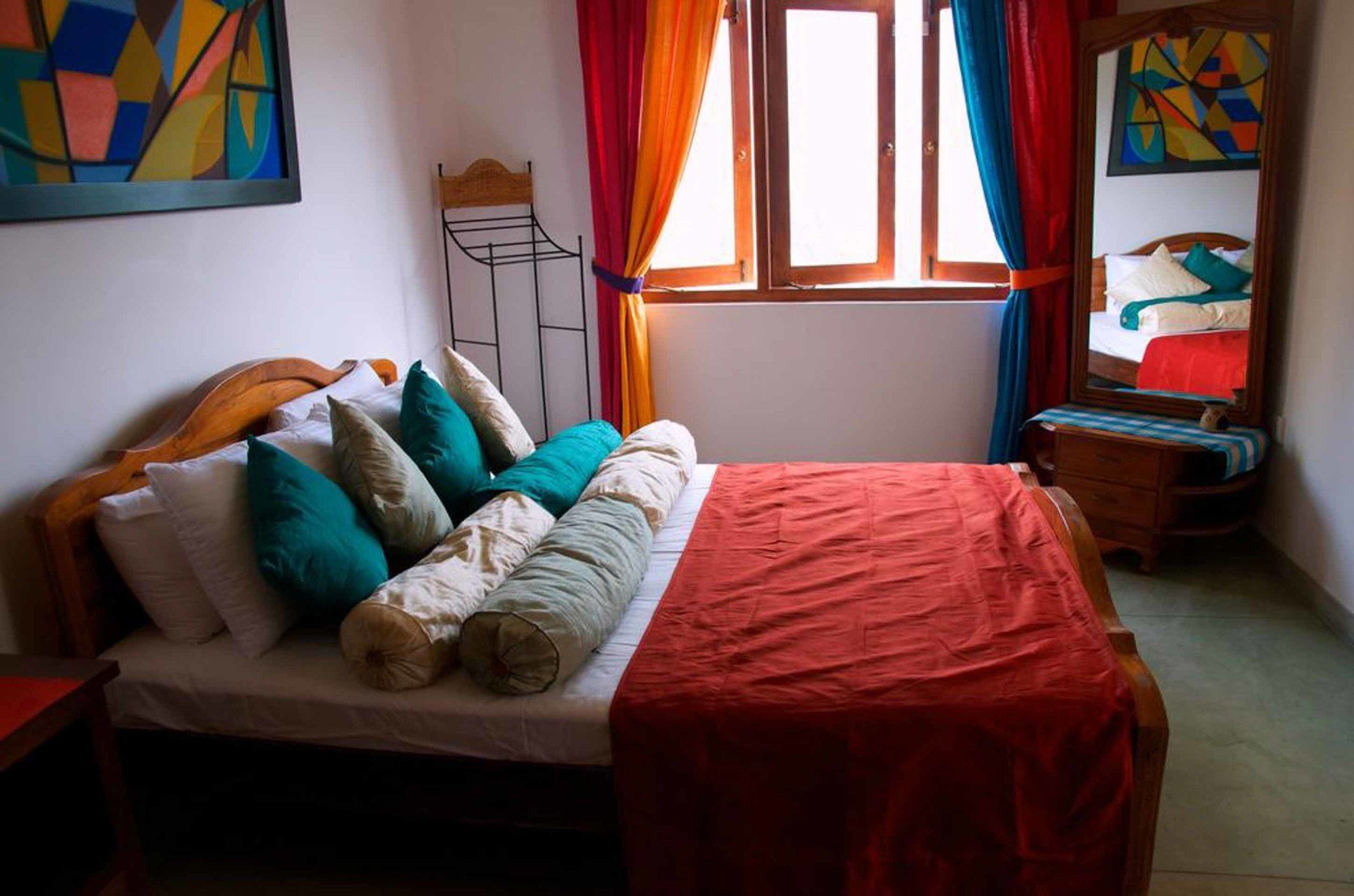 Yoho Home Away Home แคนดี้ ภายนอก รูปภาพ