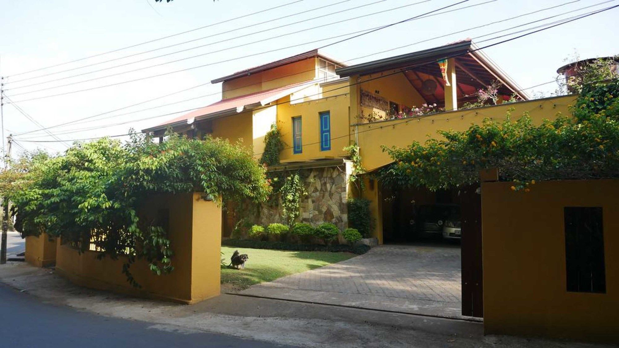 Yoho Home Away Home แคนดี้ ภายนอก รูปภาพ