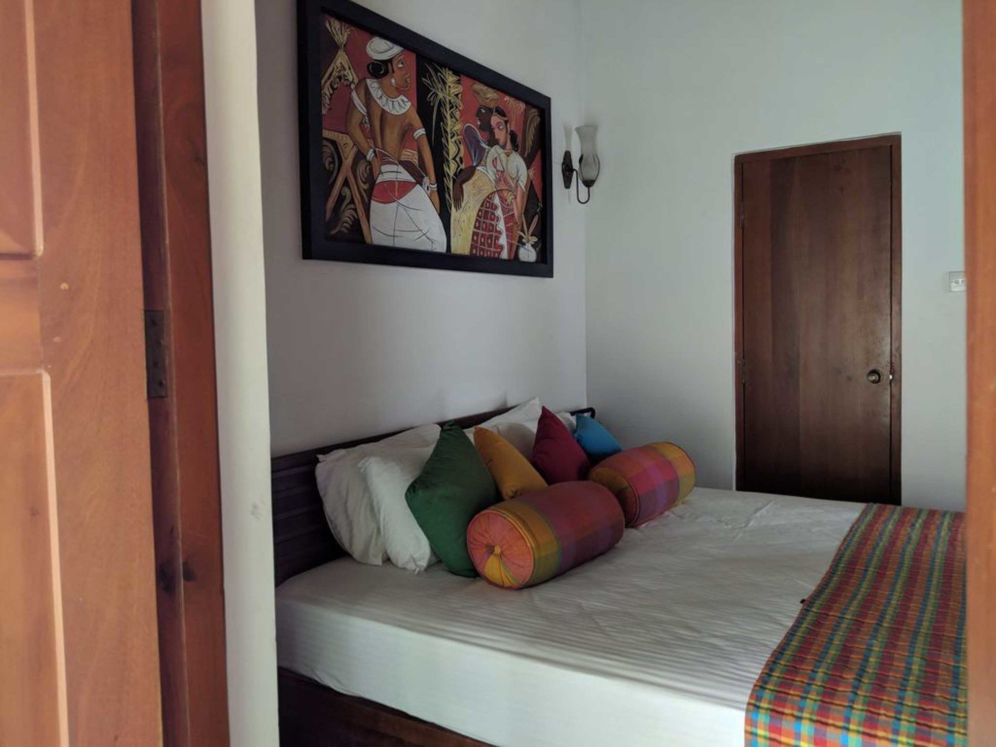 Yoho Home Away Home แคนดี้ ภายนอก รูปภาพ